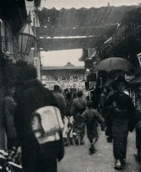 Kioton teatterikatu on yksi maailman mielenkiintoisimmista moottoriteistä, c1900, 1921