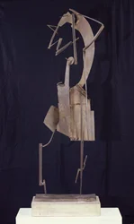 Nainen järjestämässä hiuksiaan, 1929-30 (metalli)