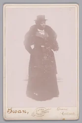 Kaappikortti tuntemattomasta naisesta, jolla on silinteri ja turkisvaras, n. 1895.