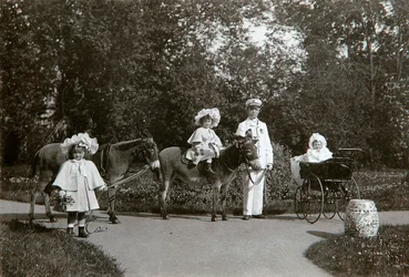 Venäjän suurherttuattaret Olga, Tatjana ja Maria, Tsarskoje Selo, Venäjä, c1899-c1900