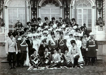 Venäjän keisarillinen perhe Katariinan palatsin ulkopuolella, Tsarskoje Selo, Venäjä, 1900-luvun alku.