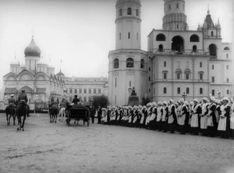 Tsaari Nikolai II arvioi Moskovan oppilaiden paraatin Kremlissä, Venäjä, 1912