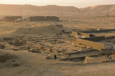 Abydos, yleiskatsaus 1. dynastian faarao Ahan seremonialliseen koteloon, n. 2950 eKr.,..., 2005 (kuva)
