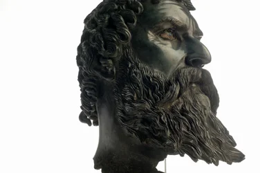 Bulgarian kultakuume, arkeologian instituutin museo, Giorgi Kitovin pronssinen pääportti..., 2006 (kuva)