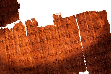 Yksityiskohta Juudaksen evankeliumin sivusta; sivun teksti on Jeesus Juudakselle "Sinä tulet ylittämään..., 2006 (kuva).