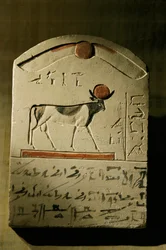 Neswenneferin kalkkikivinen stela, 2002 (kuva).