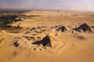 Vanha valtakunta; ilmakuva Abusirin pyramideista ja Saqqaran pyramideista kaukana; Egypti