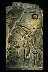 Steelissä kuvataan Akhenaten, Nefertiti ja heidän tyttärensä kädet kohotettuina Aton-jumalan puoleen, Amarna..., 2009