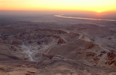 Näkymä Qurnan huipulta auringonnousun aikaan; Egypti; Kuninkaiden laakso;