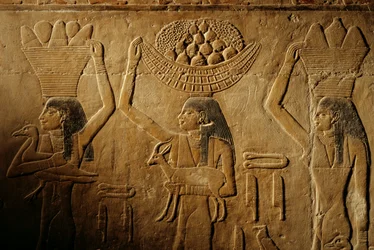Naiset kantavat leipää, lintua, vuohta ja tuotteita, Tiyen hauta, Egypti; Vanha valtakunta; Saqqa...