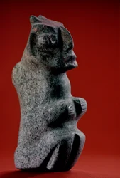 Istuva veistetty kivihahmo, jossa on maalin jälkiä, Tenochtitlan, Templo Mayor, Atsteekit,..., 2010 (kuva) (kuva)