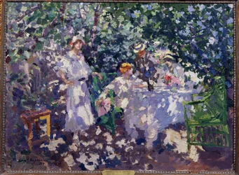 Puutarhassa (In the Garden). Lehtoon katettu pöytä, kesällä kolme nuorta naista ja mies istuvat, olkihatut päällään, hyödyntävät varjoa. Maalaus Konstantin Aleksejevitš Korovin (Konstantin Korovin) (1861-1939), öljy