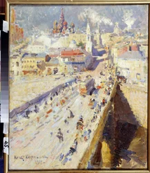 Vanha Moskova (Vanha Moskova). Näkymä kaupunkiin johtavalle sillalle rakennusten julkisivuilla ja kirkkojen katoilla häikäisevän auringon alla. Maalaus Konstantin Aleksejevitš Korovin (Konstantin Korovin) (1861-1939), öljy kankaalle