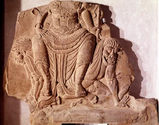Korealainen taide: leimattu savitiili, jossa kuvataan pahoja voimia hallitsevaa herraa tai jumaluutta. Silla-kausi, 600-luku. Korean kansallismuseo