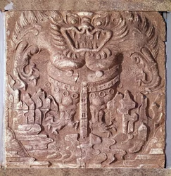 Korealainen taide: hirviötä esittävä harmaa terrakottatiili. Baekjen kuningaskunta (myös Paekche tai Paikchei), Korea. 7. vuosisata. Korean kansallismuseo