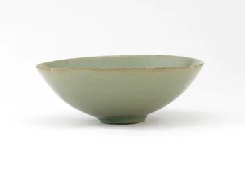 Kulho, jossa on muotoiltu kalakuviointi aaltojen keskellä, 1100-luvun puoliväli (kivitavara celadon-lasituksella)