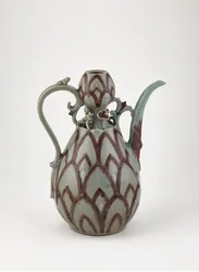 Ewer, 1200-luvun puoliväli (kivitavara, jossa kuparinpunainen pigmentti ja valkoinen liuska seladonlasitteen alla)