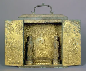 Kannettava buddhalainen pyhäkkö, jossa on kaksi seisovaa bodhisattvaa, buddhalainen kolmikko ja vartijahahmo, Koryo-dynastia (kullattua pronssia, jossa on viilto- ja repouse-koriste)