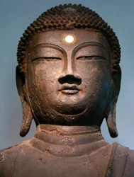 Rautainen Buddhan pää 900-luvun Goryeo-kaudelta, Hasachang-dongin luostarista, Hanam, Gyeonggi-do, Korea. Korean kansallismuseo, Soul, Korean tasavalta, 2006.