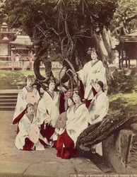 Miko, tai Performing in A Temple Dancing at Nara, noin 1890