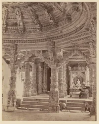 Delwaran temppelin sisätilat, pilarit ja kattokupoli, Mount Abu