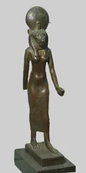 Egyptiläisen jumalattaren Sekhmetin pronssipatsas, 712-332 eKr.