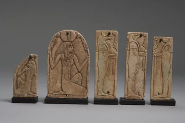 Maatia, Nephthystä ja Horuksen poikia esittävät laatat, myöhäisdynastinen kausi (fajanssi) (ks. myös 325656, 325657 ja 325658).