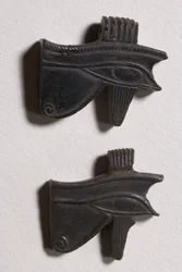 Kaksi wedjat-silmäamulettia (obsidiaani)