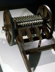 Tykki, jossa on 33 pyörivää putkea, Leonardo da Vincin piirustuksen mukaan tehty malli. Tieteen ja tekniikan museo, Milano.