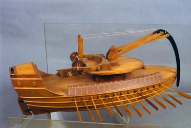 Escorpio, törmäyspuskurilla varustettu vene. Leonardo da Vincin piirustukseen perustuva malli. Tieteen ja tekniikan museo, Milano.