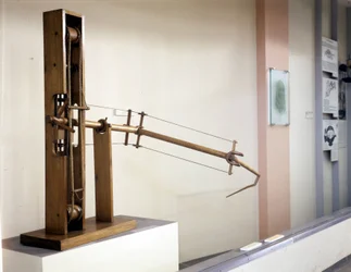 Siipi, jonka kallistuskulmaa voidaan muuttaa, Leonardo da Vincin piirustuksen mukaan tehty malli. Tieteen ja tekniikan museo, Milano.