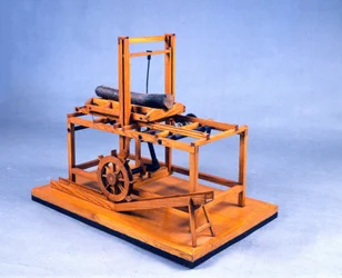 Puinen malli hammasrattaiden ja veden käyttämästä hydraulisesta sahasta. Valmistettu Leonardo da Vincin (1452-1519) piirustuksen mukaan. Museo nazionale della scienza e della tecnologia, Milano.