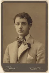 Walter Thomas [nuori mies rusettisolmio ja neilikka takin kauluksessa]