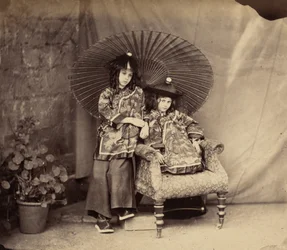 Lorina ja Alice Liddell kiinalaisissa vaatteissa, 1860.