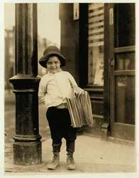 6-vuotias sanomalehtipoika, joka tunnetaan nimellä Little Fattie ja on vain 3 jalkaa 4 tuumaa pitkä, on työskennellyt vuoden St. Louisissa, Missourissa, 1910