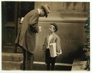 8-vuotias sanomalehtipoika Michael McNelis, joka oli juuri toipunut toisesta keuhkokuumekohtauksestaan ja myi papereita sademyrskyssä, Philadelphia, Pennsylvania, 1910
