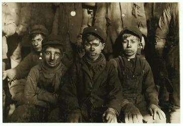 Breaker pojat (jotka lajittelevat hiiltä käsin) Hughestown Borough Coal Co. Pittstonissa, Pennsylvaniassa, 1911