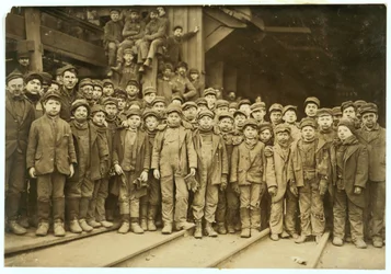 Hiilipojat lajittelemassa hiiltä käsin Pennsylvania Coal Co:n Ewen Breaker -lajittelulaitoksessa South Pittstonissa, Pennsylvaniassa, 1911