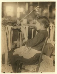 Cherokee Hosiery Mill, Rome, Georgia, työllistää 8- ja 9-vuotiaita sorvaajia ja silmukoitsijoita, 1913.