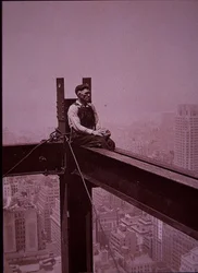 Rakenteilla oleva Empire State Building näyttää työläisen tauolla