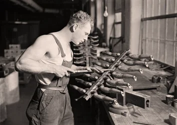 Tehdastyöläinen Paragon Rubber Companyssa, Massachusettsissa. 1936