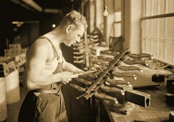 Tehdastyöläinen Paragon Rubber Companyssa, Massachusettsissa. 1936