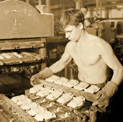 Tehdastyöläinen Paragon Rubber Companyssa, Massachusettsissa. 1936