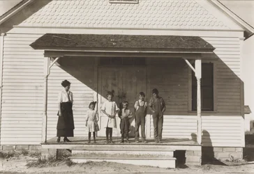 Viisi oppilasta paikalla School No. 6, District 3, Fort Michigan, Colorado, 1915
