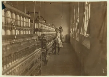Hattie Hunter, kehrääjä Lancaster Cotton Millsissä, Etelä-Carolinassa, jossa hän on työskennellyt 3 vuotta, 1908.