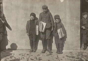 John Pento, 14 vuotias, Daniel ja Angelo Pento, 7 vuotta, myyvät sanomalehtiä..., 3348.