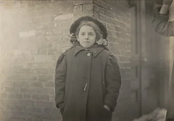 Mery Horn, kyttyräselkäinen nainen, jonka tilaa hänen kantamiensa sanomalehtien raskas kuorma pahensi. Hartford, Connecticut, maaliskuu 1909
