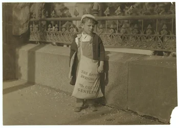 Newsboy Freddie Kafer, 5 tai 6 vuotias, myy lauantai-iltapostauksia osavaltion pääkaupungin sisäänkäynnillä, Sacramento, Kalifornia, 1915