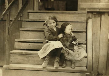 Muotokuva nuoresta tytöstä, joka huolehtii siskosta, kun muu perhe työskentelee paikallisessa säilyketehtaissa, Bayou La Batre, Alabama, USA, n. 1911