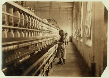 Sadie Pfeifer, vain 4 jalkaa pitkä, on työskennellyt 6 kuukautta Lancaster Cotton Millsin tehtaalla Etelä-Carolinassa, 1908